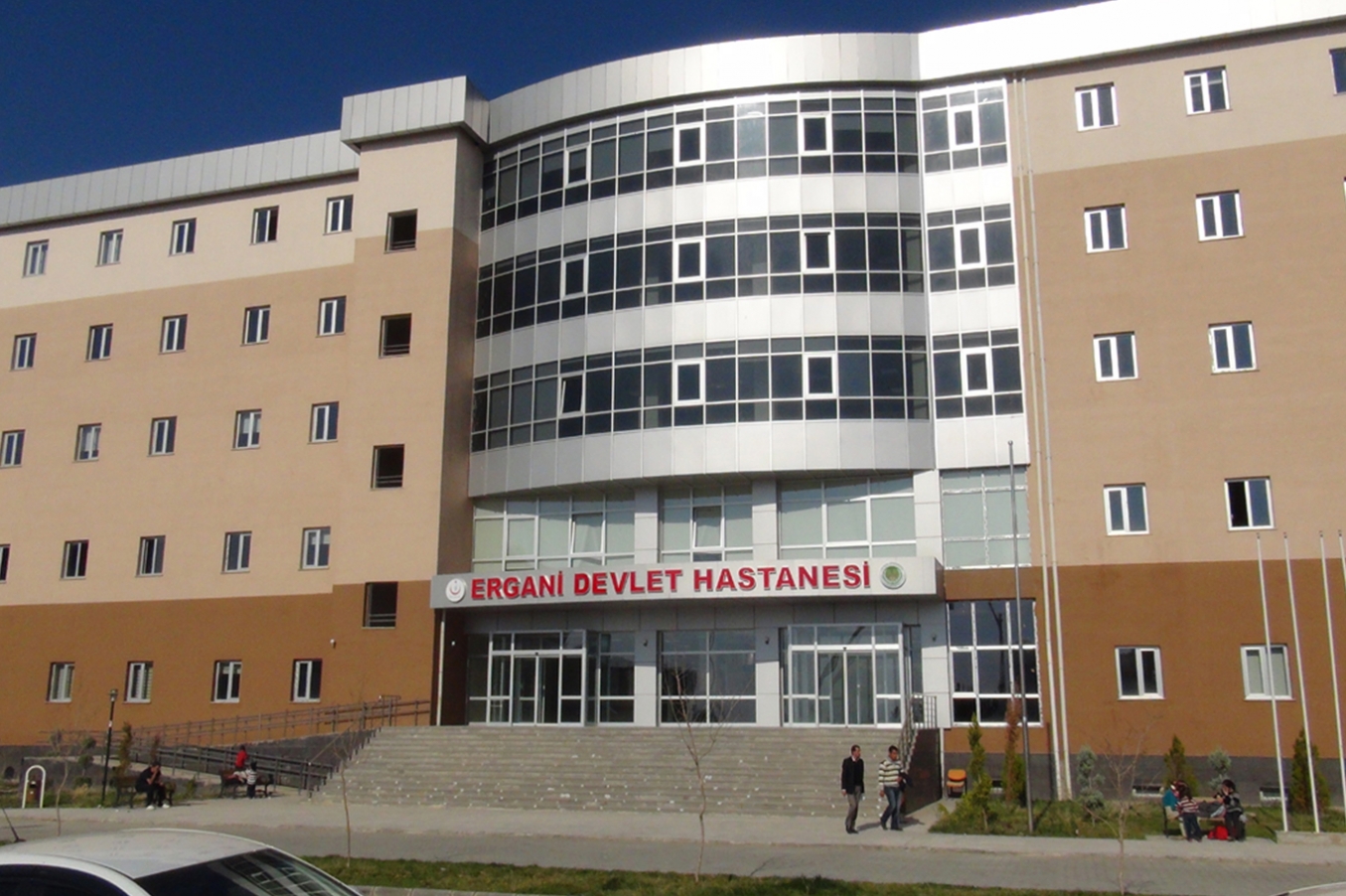 Ergani Devlet Hastanesi'nde Acil girişine ihtiyaç var Ergani Devlet Hastanesi'nde Acil girişine ihtiyaç var
